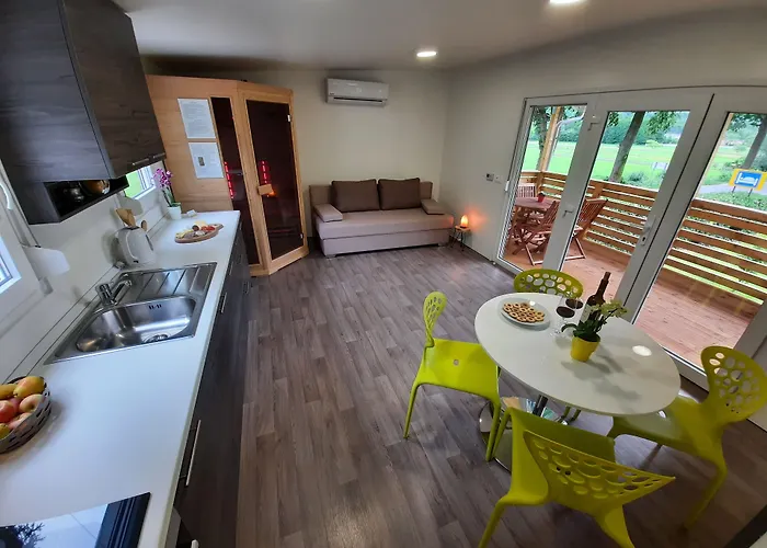 And Zonir With Sauna דירה